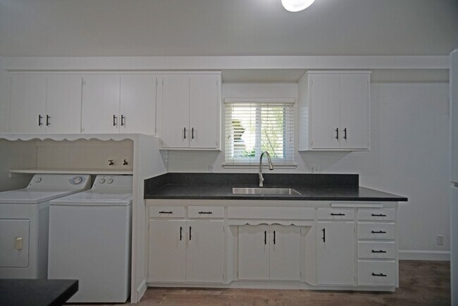 Building Photo - 20 Manley Ct