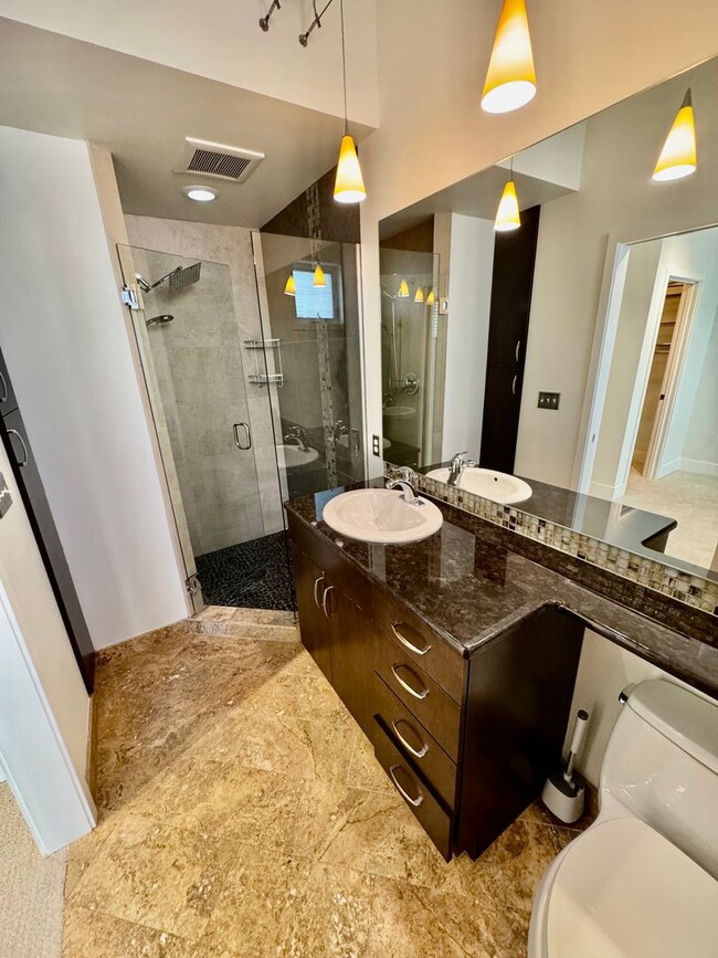 Building Photo - Stunning Fremont Townhome - Incredible Loc...