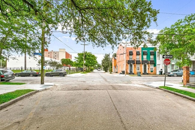Building Photo - Renovated 1BD/1BA 2 Blocks Off St. Charles Ave.