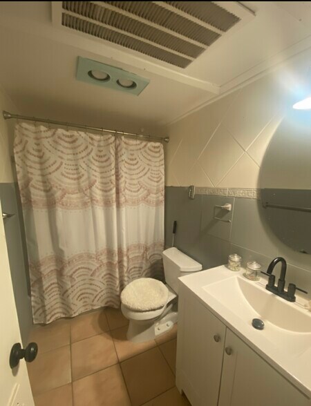 Upstairs main bathroom - 7825 Rue Saint Cyr St