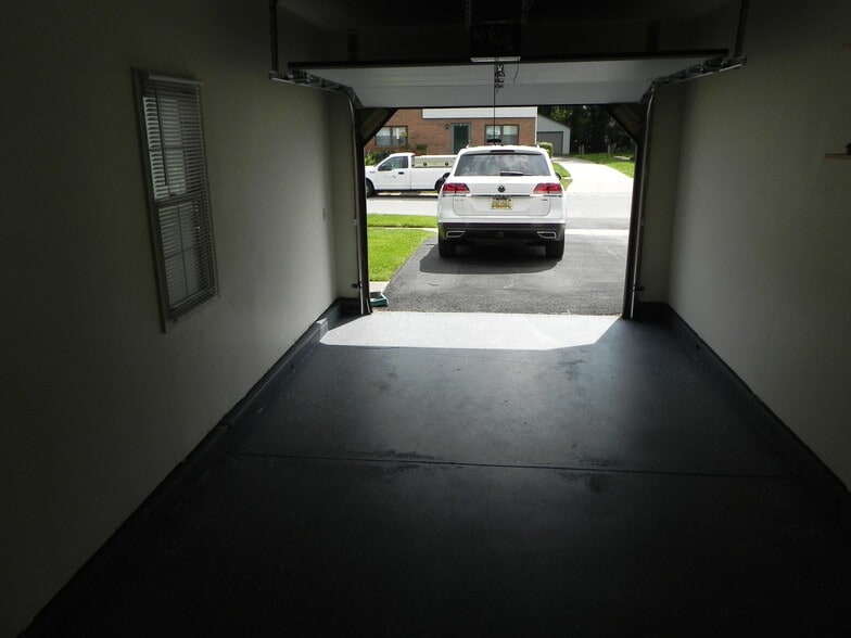 Building Photo - 6008 Red Oak Dr