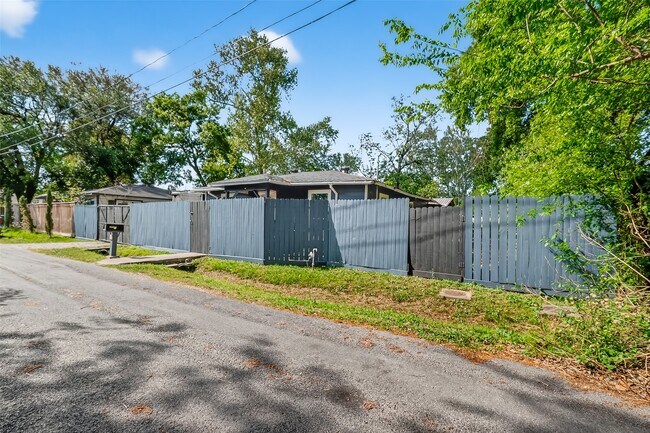 Building Photo - 968 Garapan St