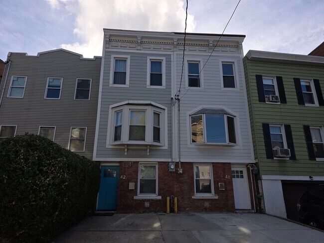 Building Photo - 40 Van Reypen St