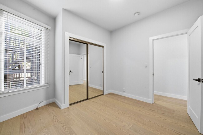 Building Photo - 381 Ivy St