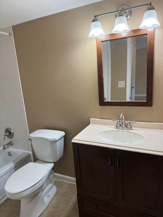 Building Photo - 1/1 Condo in Summit Village Casselberry