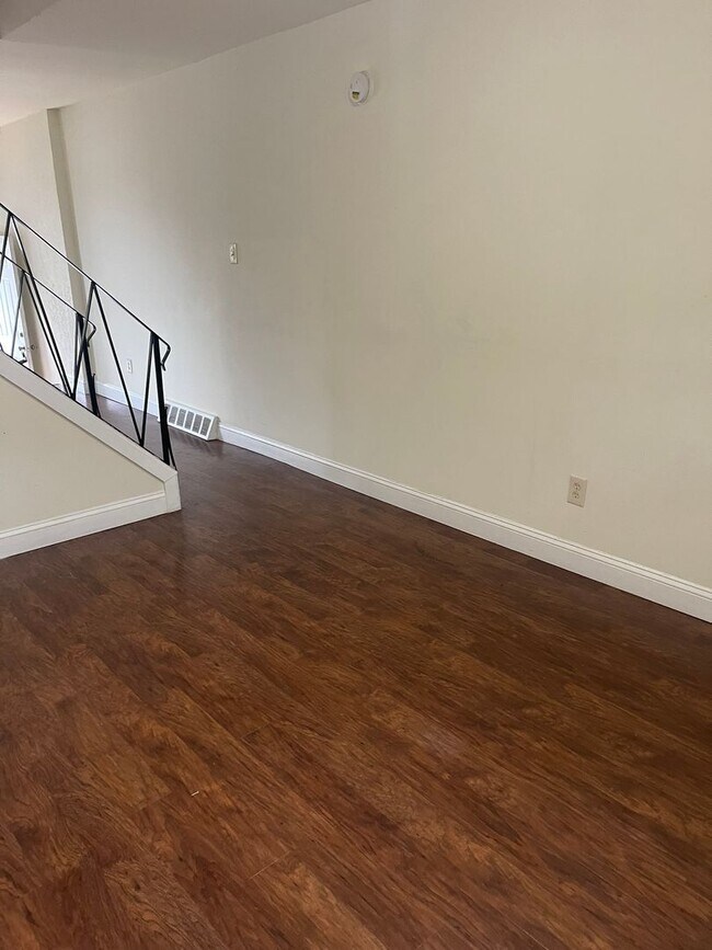 Building Photo - Alban Park Townhome