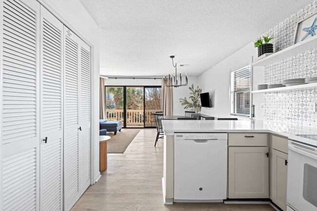Building Photo - Cute fully furnished 1-Bedroom Codo in Sea...