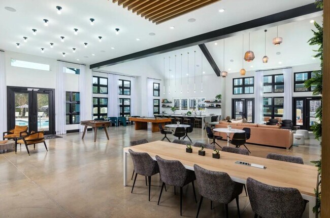 Building Photo - 5617 Oak St