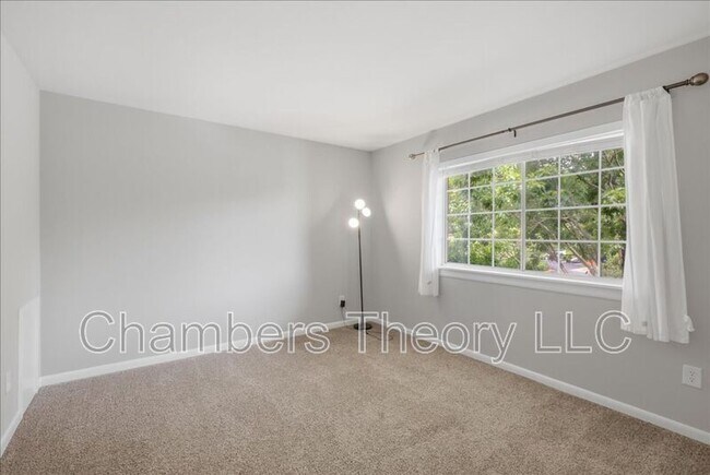 Building Photo - 1521 Colonial Dr
