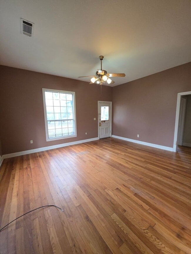 Building Photo - 217 W 7th St