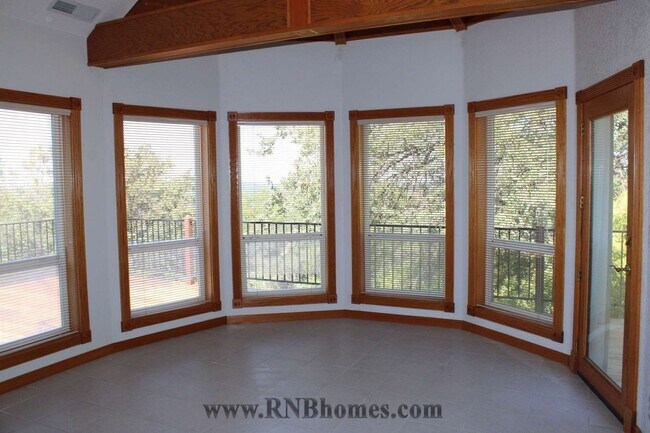 Building Photo - 677 Hoppe Ln
