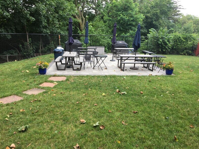 Outdoor Community Area - 152 N Broadway