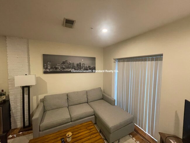 Building Photo - 550 E 3rd St