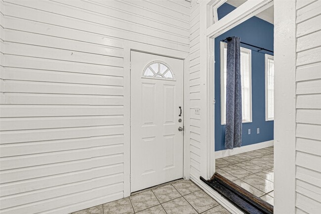 Building Photo - 307 N Live Oak St