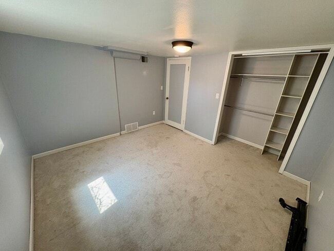 Building Photo - 4 Bedroom 2 Bathroom house