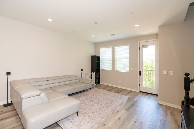 Building Photo - 3 Bedroom Townhome in the Veridian Community of Del Sur