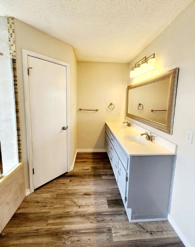 Building Photo - Available Now! 3 Bed 2 Bath