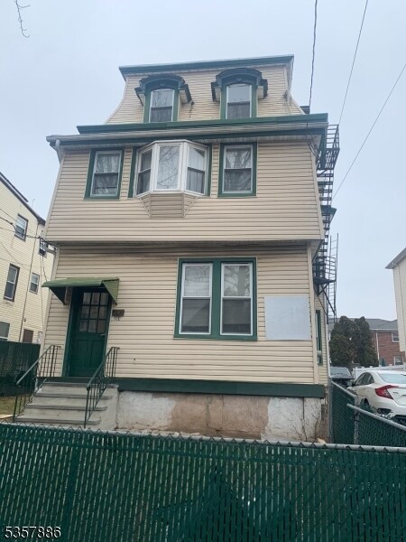 Primary Photo - 1143 Louisa St