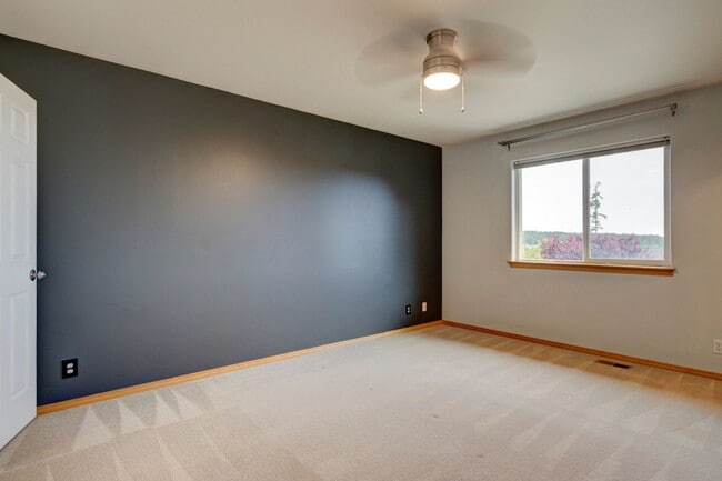 Building Photo - Stunning 4 Bedroom, 2.5 Bathroom Home With...