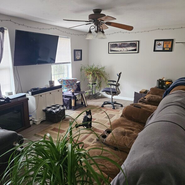 Building Photo - 137B Highrock Rd