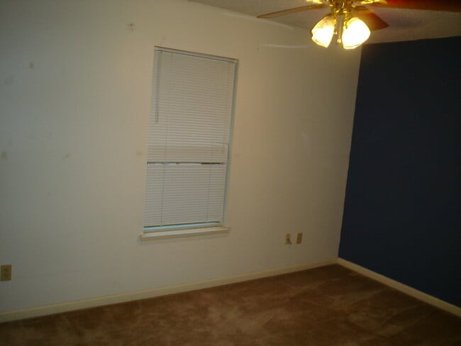 Building Photo - QUESTIONS PLEASE CONTACT Peggy Goodman 501...