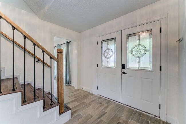 Building Photo - 560 Landfall Ln