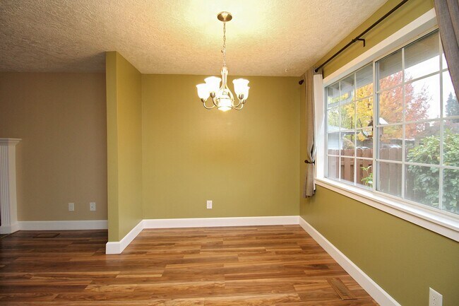 Building Photo - Updated 3 Bed/2 Bath Milwaukie Ranch Home Set On A Gorgeous Lot