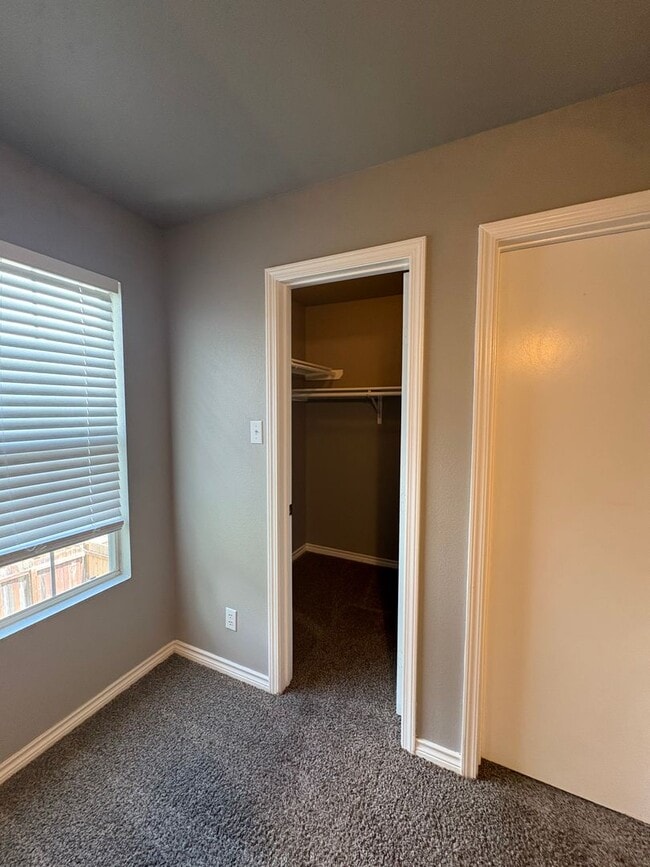 Building Photo - Newly Renovated Town-home