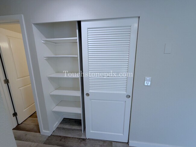 Building Photo - 119 SE Sweetbriar Ln