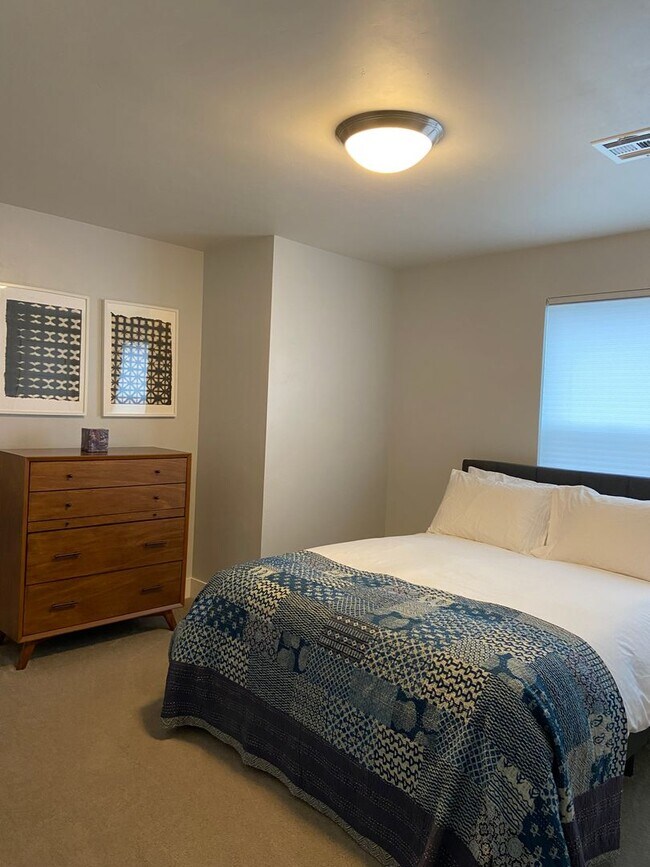 Building Photo - Great Location in Hood River Spacious 5-Bedroom Home with Private Bathrooms & Spacious Open Layout