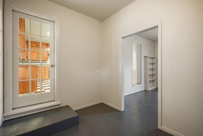 Building Photo - 904 Neans Dr