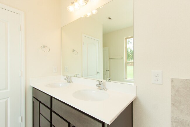 Building Photo - 2011 Parnevik Pl