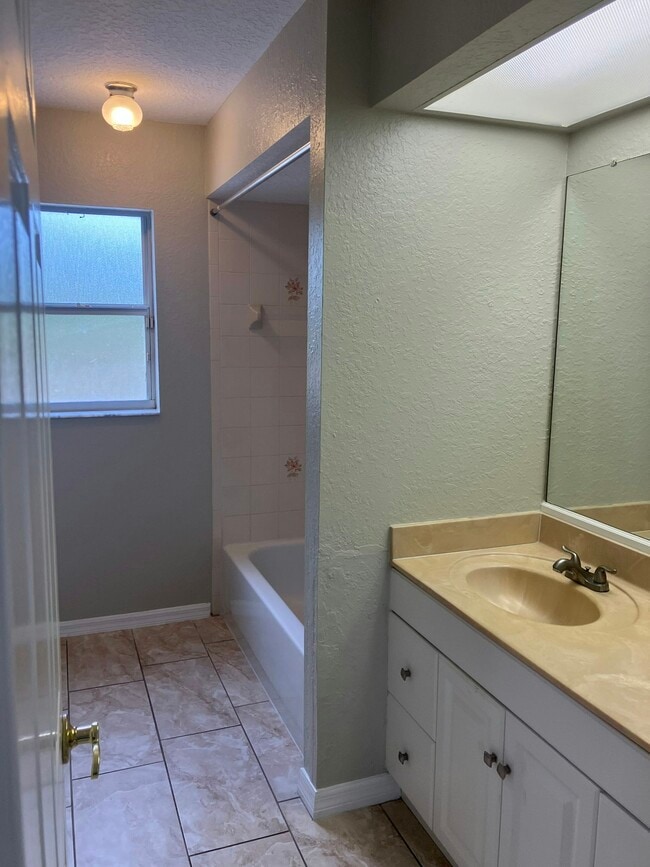 Building Photo - 4410 Cazes Ave
