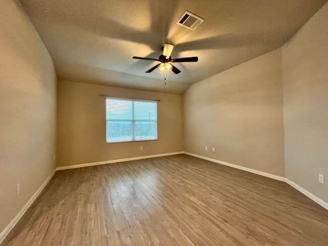 Building Photo - **Amazing Amenities ** Bulverde & 281- bac...