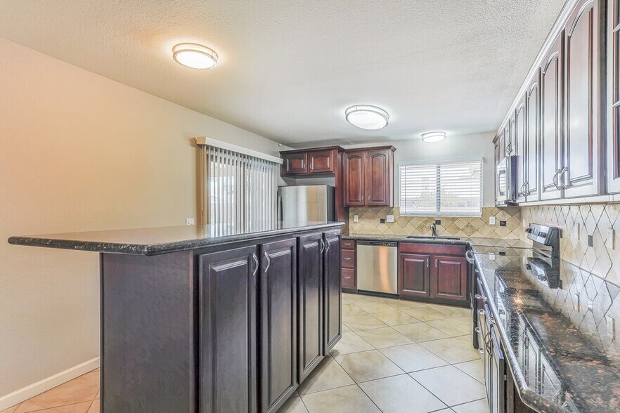 Building Photo - 2203 E Dragoon Ave