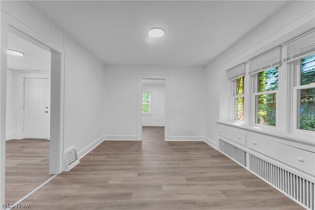Building Photo - 712 Roselle Ave