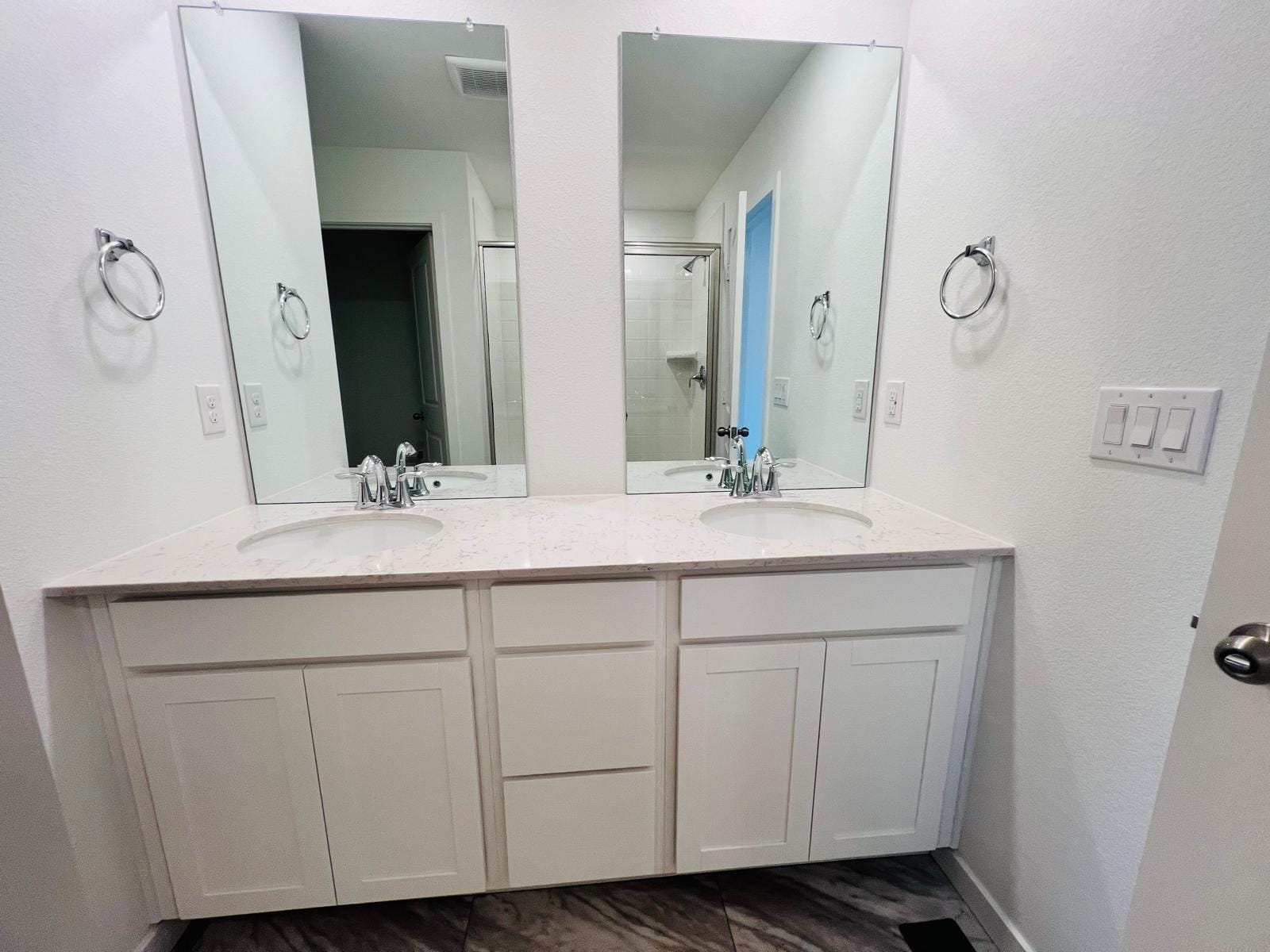 Building Photo - 637 Lillibrook Pl