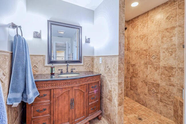Building Photo - Live in Style in Cape Coral’s Desirable Bu...