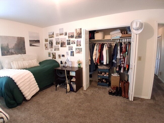 Building Photo - 659 700 E