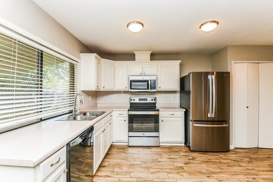 Building Photo - 7812 Burgundy Dr