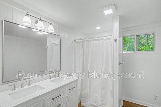 Building Photo - 106 Holcomb St