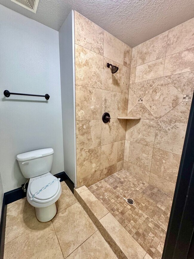 Building Photo - GORGEOUS Townhome...  LOCATION , LOCATION near Peace Health Hospital