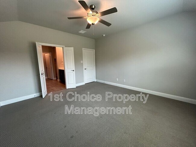 Building Photo - 2101 Sun Star Dr