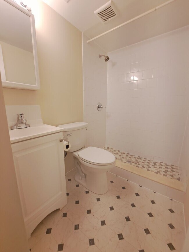 Building Photo - Don't miss this lovely 2 Bedroom / 2 Bath ...