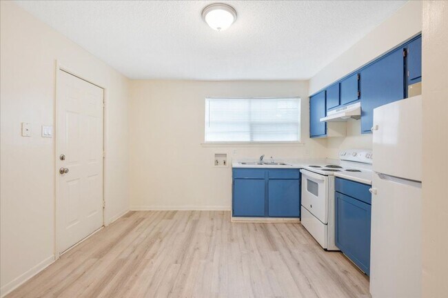 Building Photo - 2-Bedroom Apartment in Convenient Savannah Location