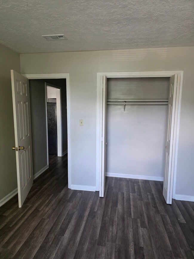 Building Photo - 3 Bedroom End Unit