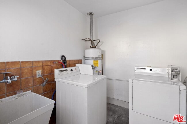 Building Photo - 414 E Dryden St