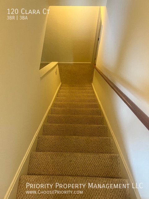 Building Photo - 120 Clara Ct