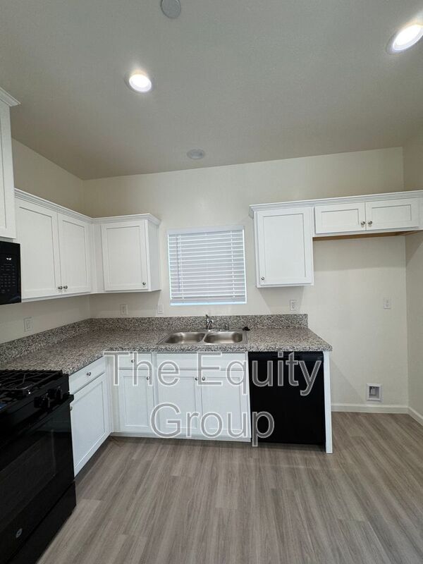 Building Photo - 4116 E Kaweah Ave