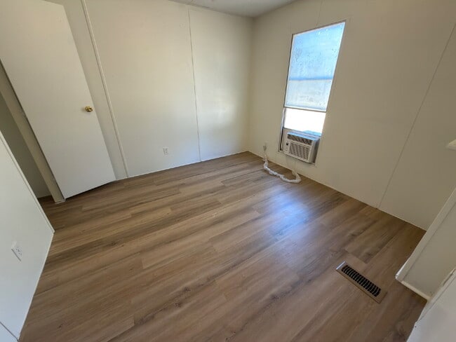 Building Photo - 3 bed 2 bath. New vinyl floors throughout.
